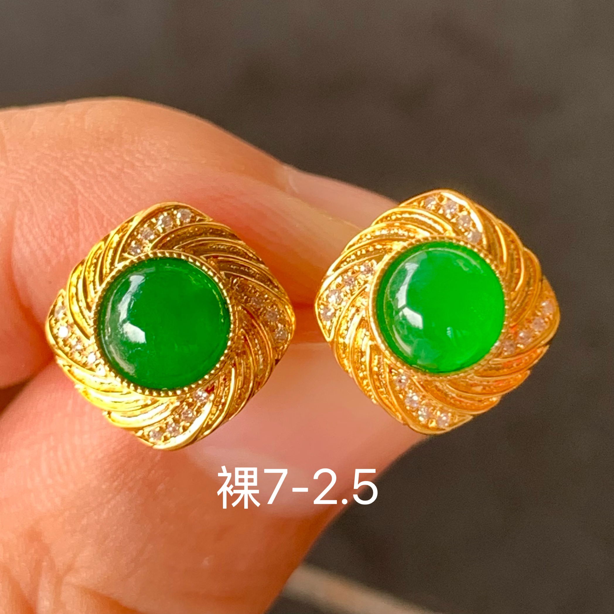 高冰满绿蛋面天然翡翠耳钉 镶嵌精致 女生配饰 翡翠保真基地