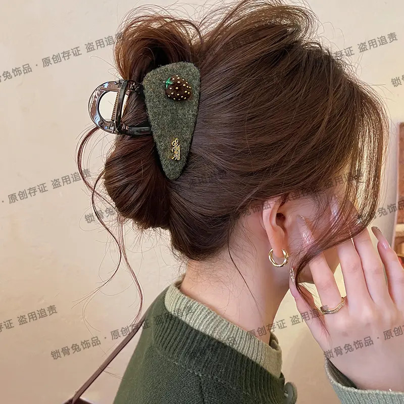 草莓毛毡三角头发抓夹女高级感鲨鱼夹2025新款发夹巨好看百搭发饰