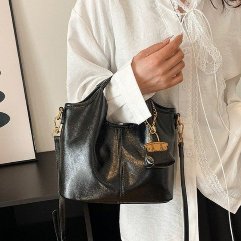 时尚百搭网红洋气韩版ins小众复古女士水桶包2025年春季上市都市