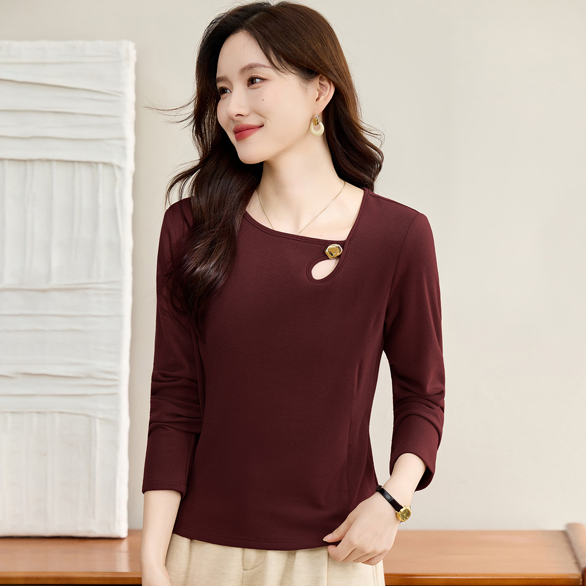 法式洋气镂空斜领长袖T恤2025秋季新款显瘦百搭正肩打底衫女上衣