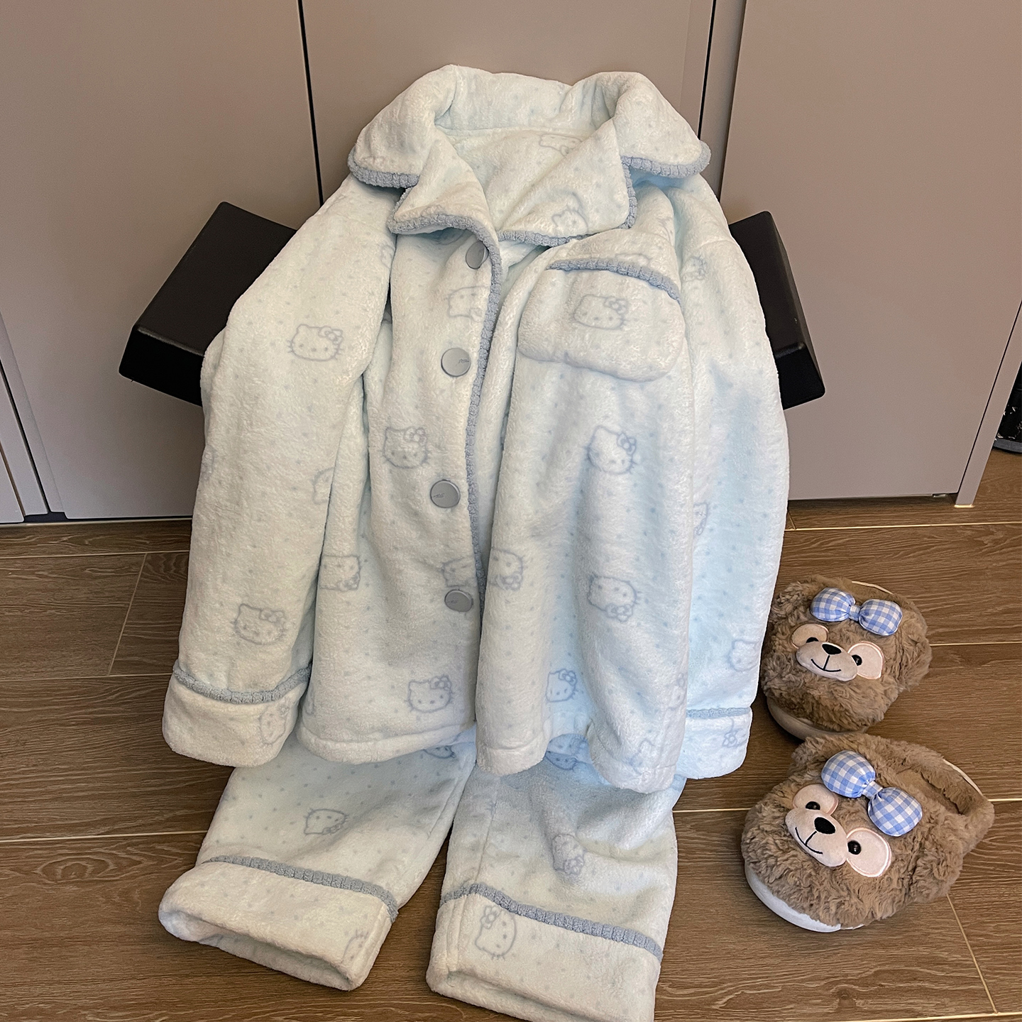 2025年冬季新款法兰绒睡衣少女蓝色KT猫加厚保暖珊瑚绒家居服套装