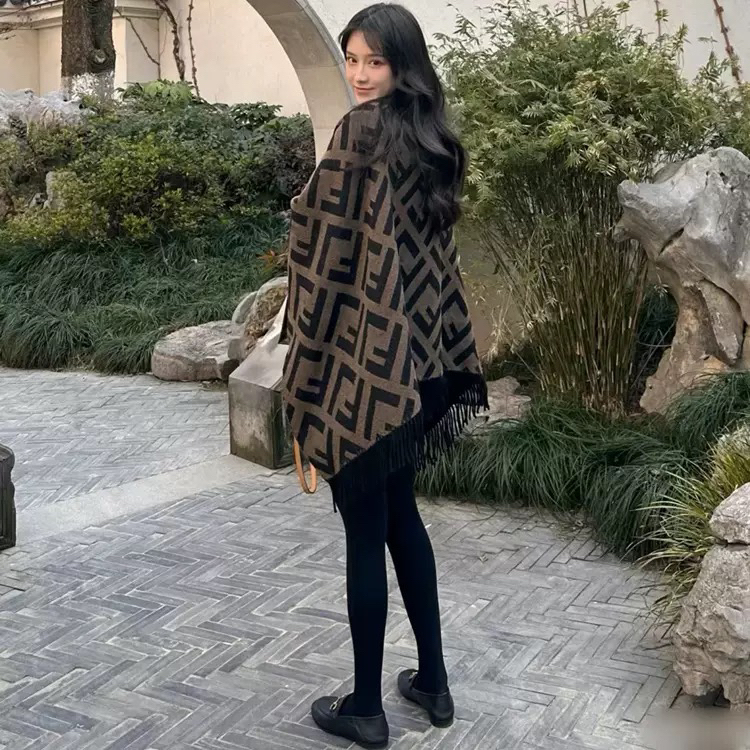 单依纯双F女士斗篷披肩经典老花字母时尚保暖高级感洋气开叉披风