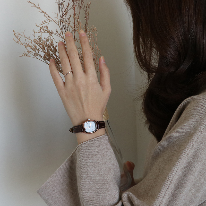 伴朵手表女学生小众小巧精致气质复古小表盘女款简约冷淡风小方表