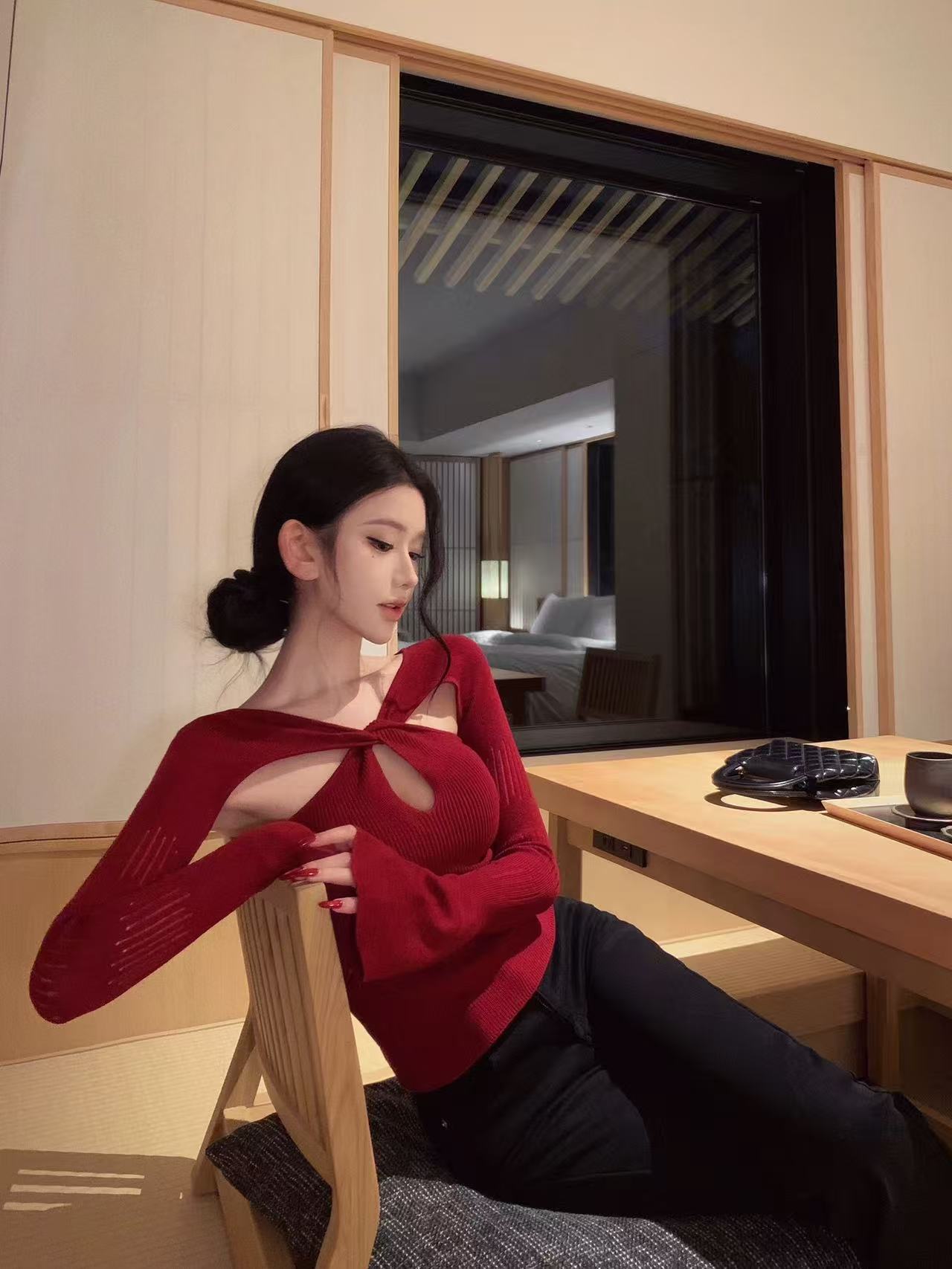 扭结镂空针织衫女冬季新款法式气质性感辣妹修身长袖打底衫上衣