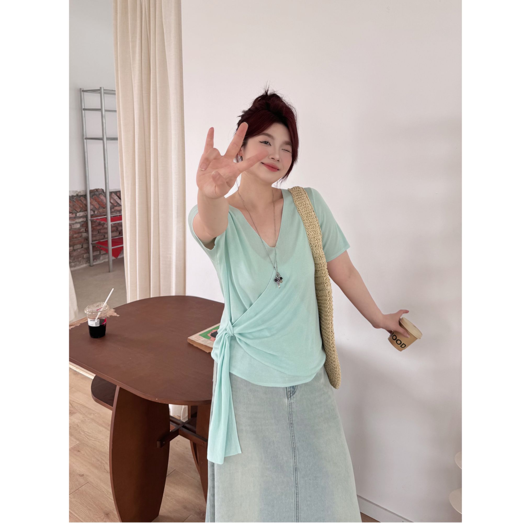 晶咕【比利弗老钱】设计感侧绑带V领纯色短袖针织上衣