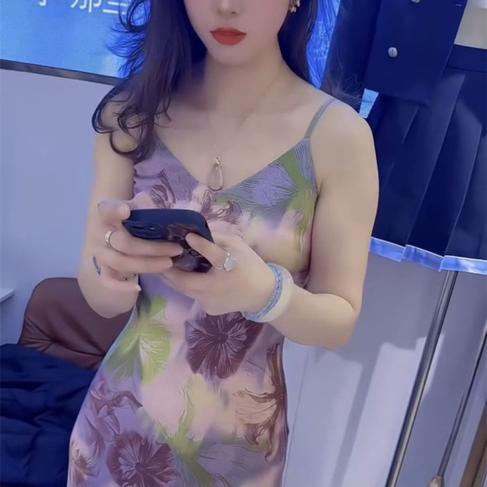 2025夏季网红新款时尚吊带连衣裙女性感女人味印花修身显瘦中长裙