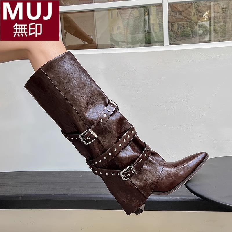 日本无印打版中复古小众轻奢尖头手工软皮铆钉皮带靴高跟粗跟长筒