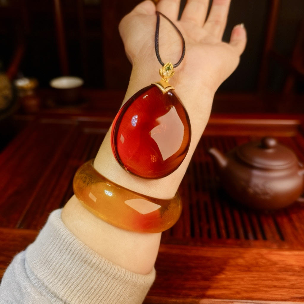 天然缅甸琥珀红茶珀水滴蛋面 时尚气质款女士吊坠