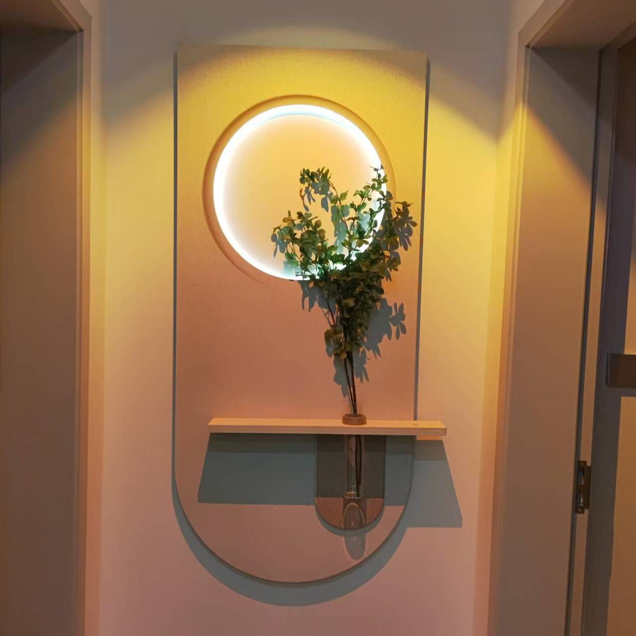 奶油入户玄关装饰画砂岩夕阳灯水培绿植走廊过道挂画正对门壁灯画