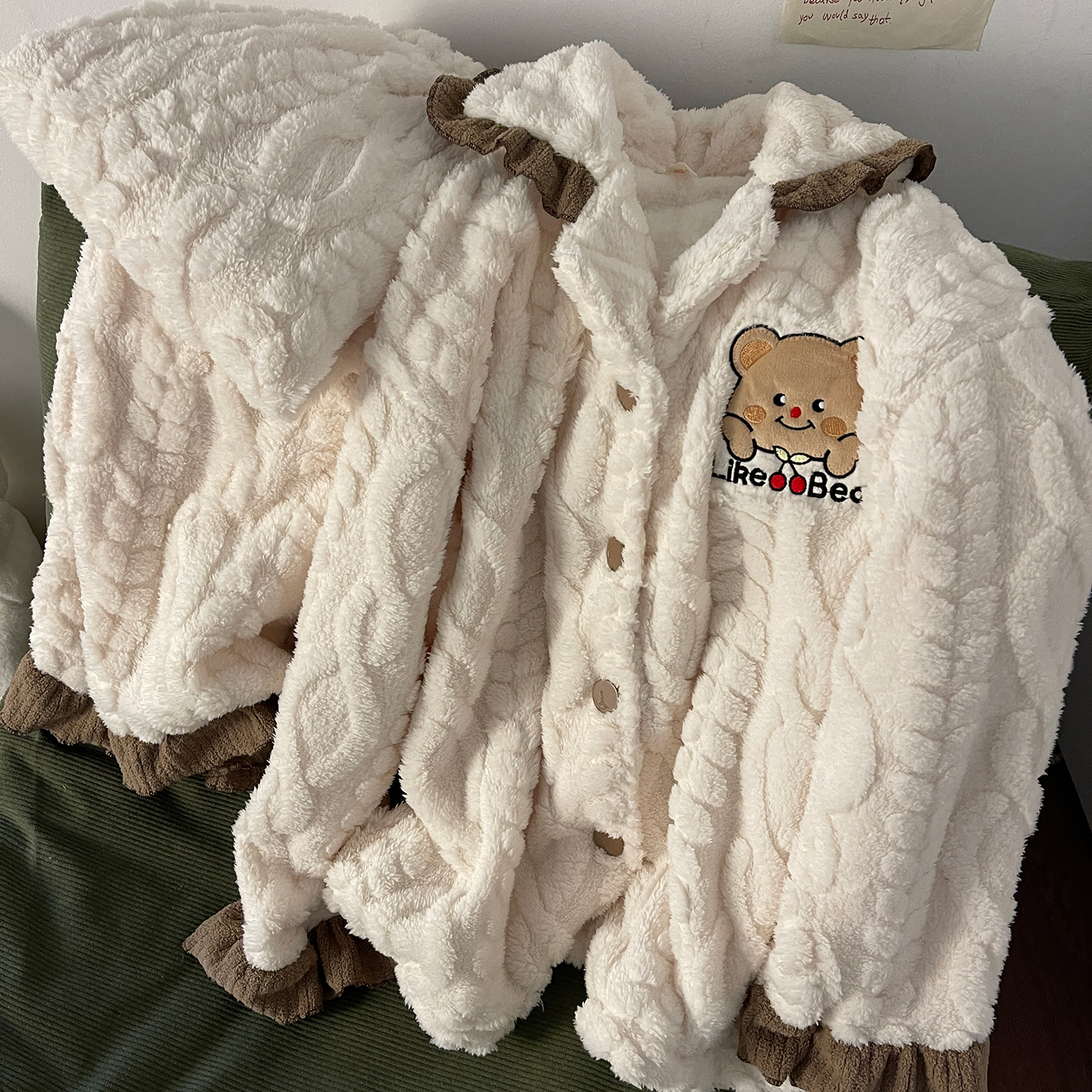 2025年新款长毛绒睡衣女冬季加绒加厚棕色小熊花边保暖家居服套装