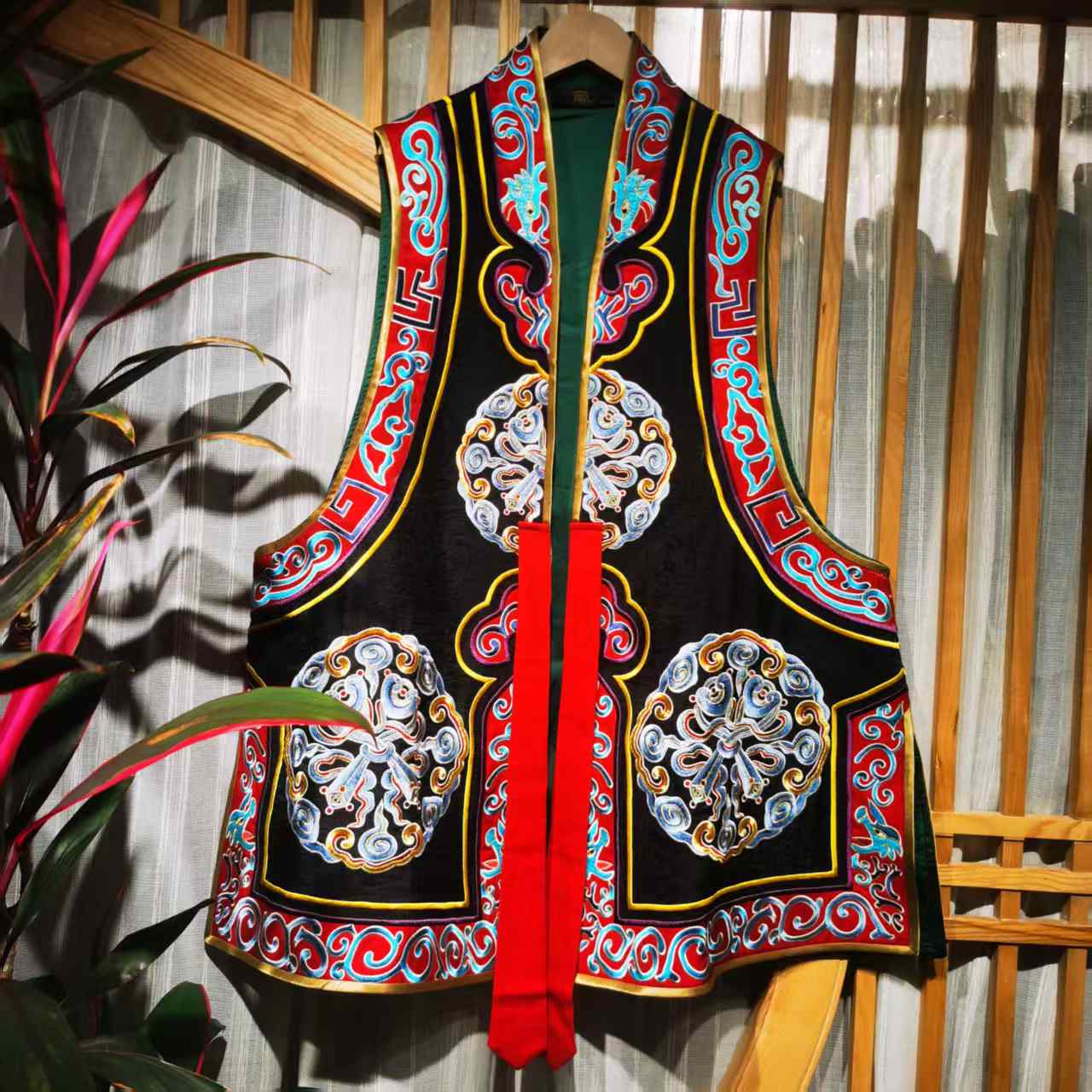 凤徕兮私人定制黑底蓝色团绣红色如意边对襟马甲 (HM101012）