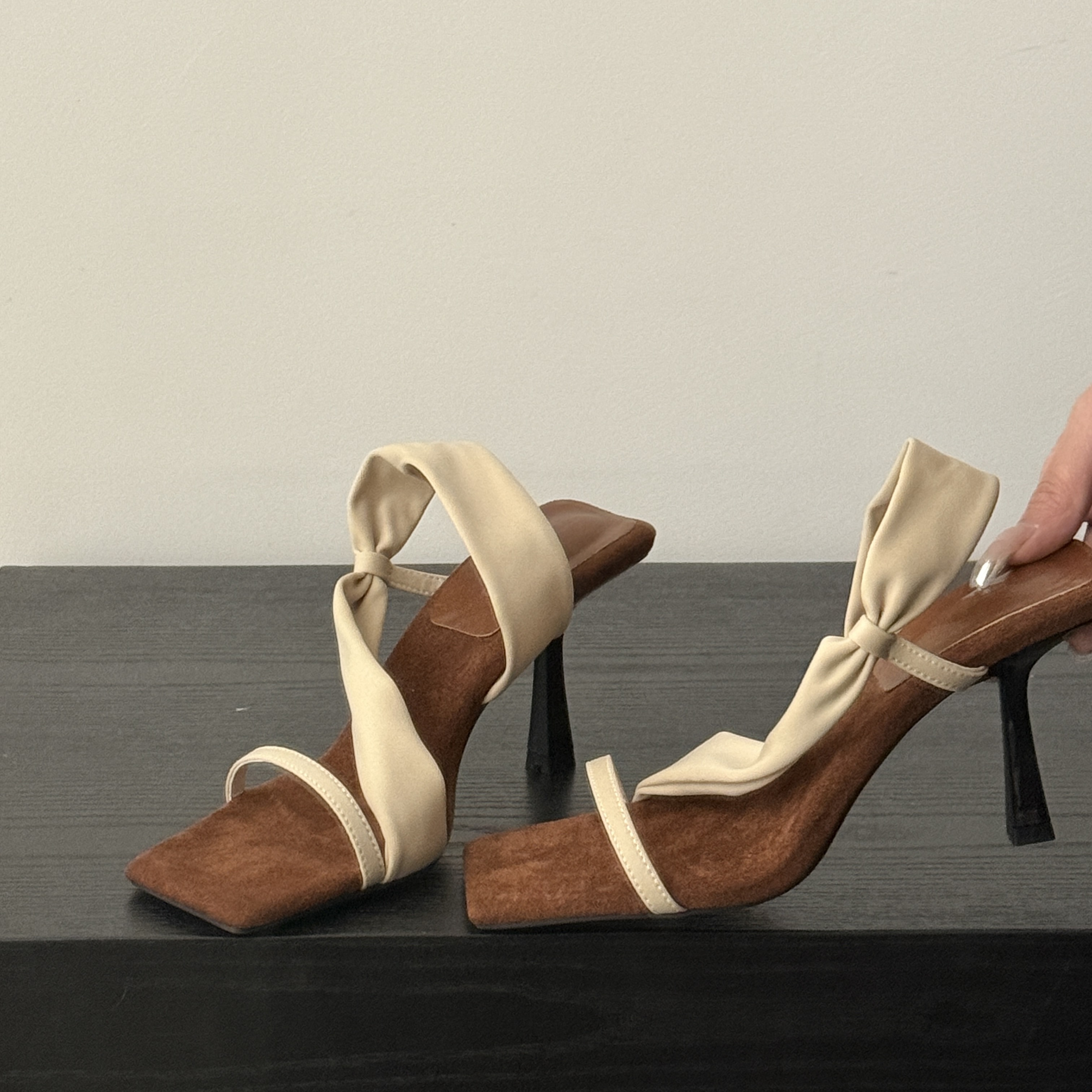 设计感复古辣妹风方头绒面一字带高跟凉拖女夏季韩版绕带露趾凉鞋