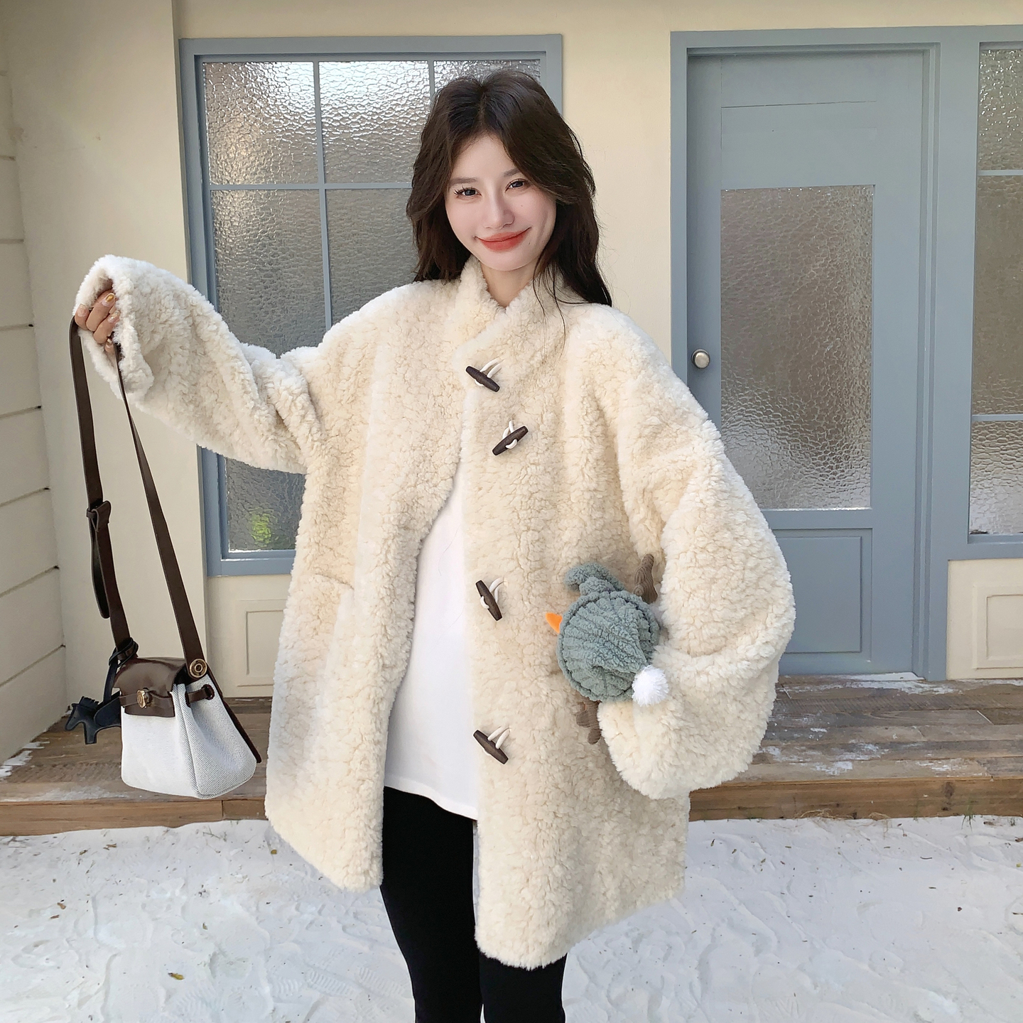 米白色牛角扣羊羔毛大衣女2025冬季新款慵懒风中长款皮毛一体外套