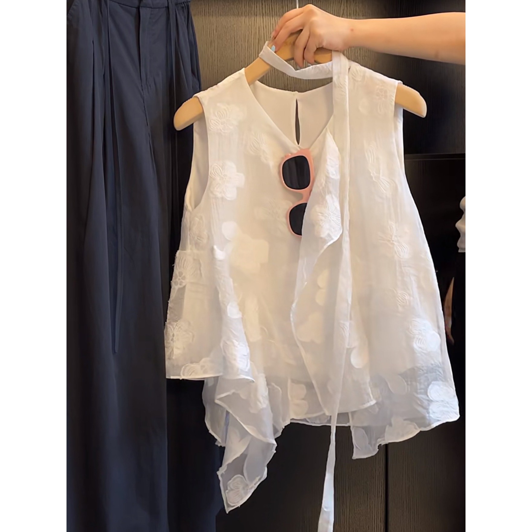 刺绣花朵不规则飘带无袖衬衫女2025夏季新款韩系修身显瘦绝美上衣