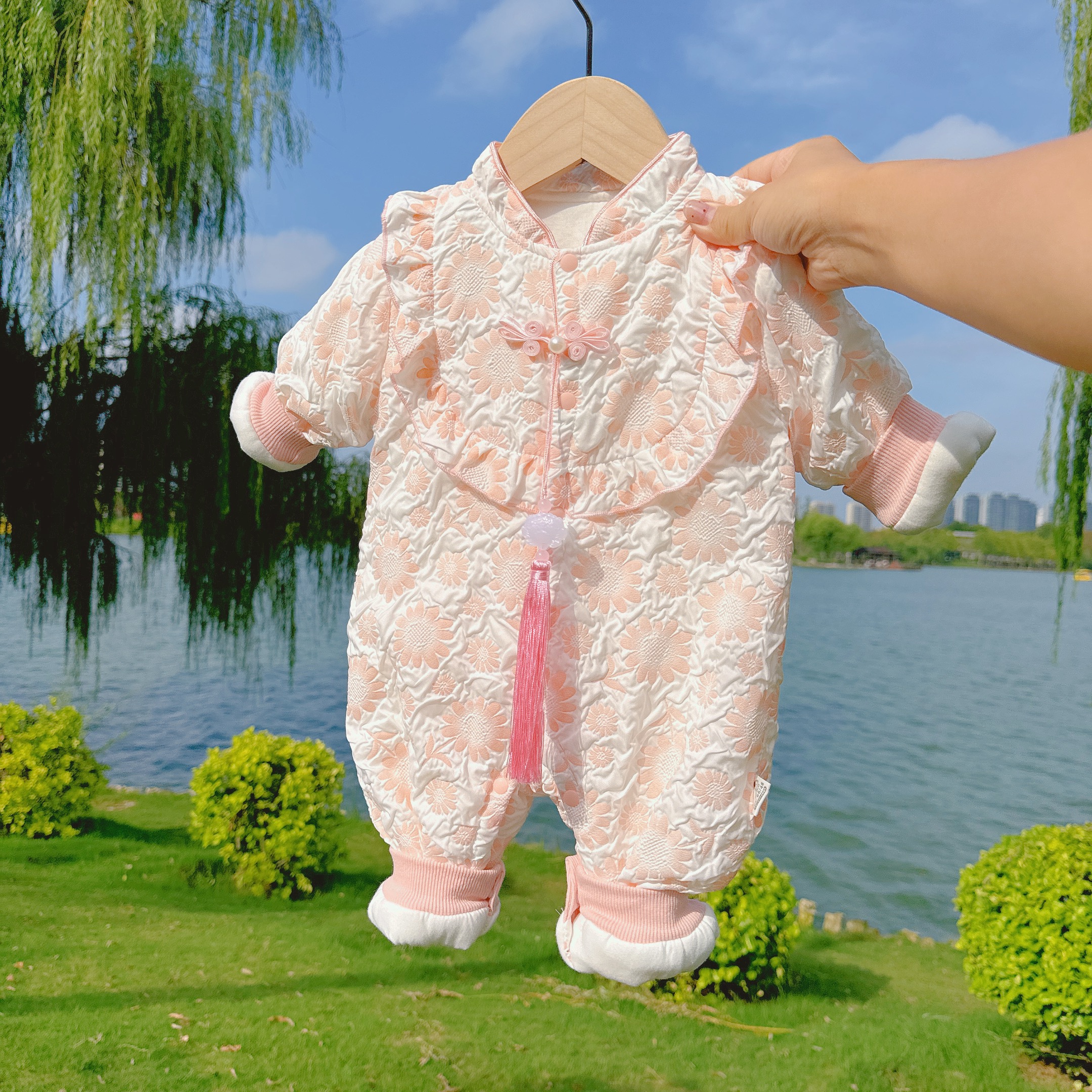 婴儿衣服女宝秋冬夹棉连体衣宝宝加厚棉衣棉服外出服冬装