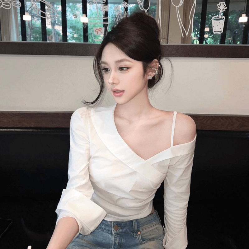 小心机斜肩长袖衬衫女2026秋装新款设计感褶皱收腰显瘦短款上衣