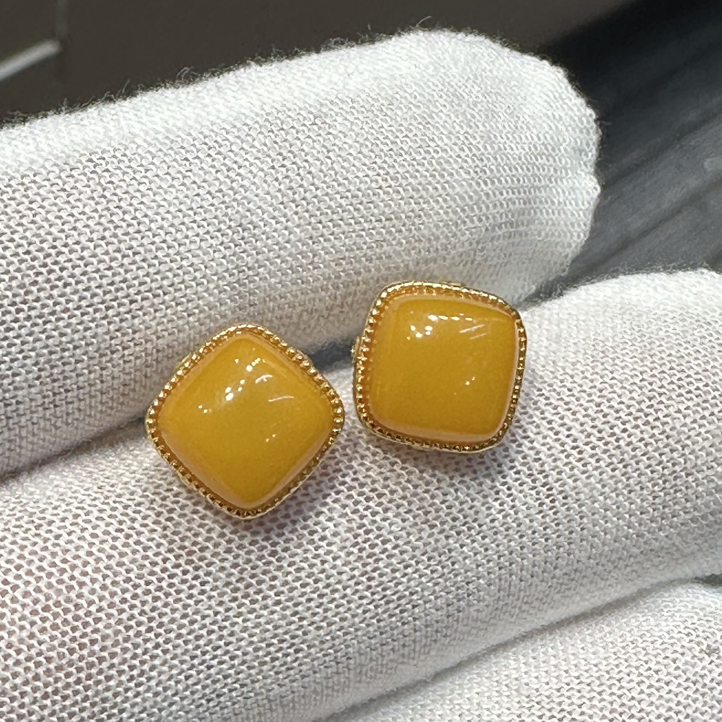 福利款天然鸡油黄老蜜蜡耳钉S925银镀金镶嵌时尚百搭精致10.7mm