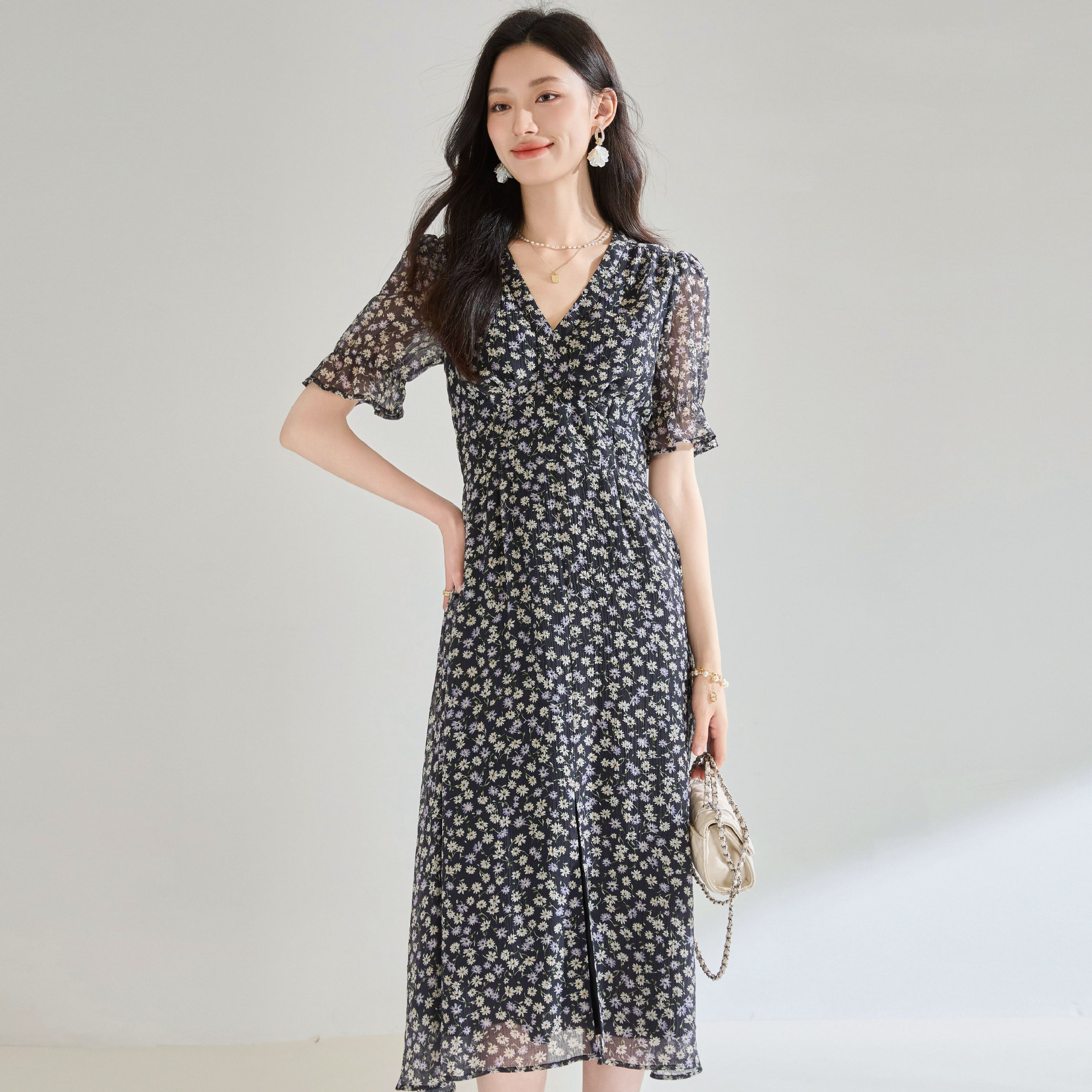 夏季法式黑色碎花茶歇裙收腰显瘦V领轻薄雪纺印花中长裙复古裙子