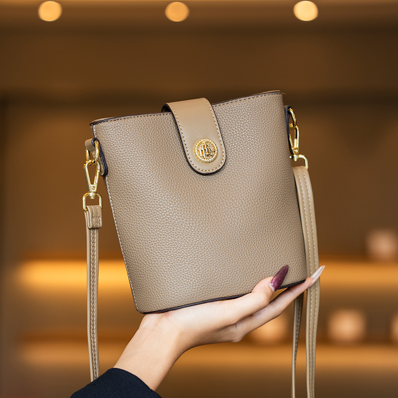 GELANDAI2025新款水桶包方形百搭单肩斜挎包休闲复古手机包8011