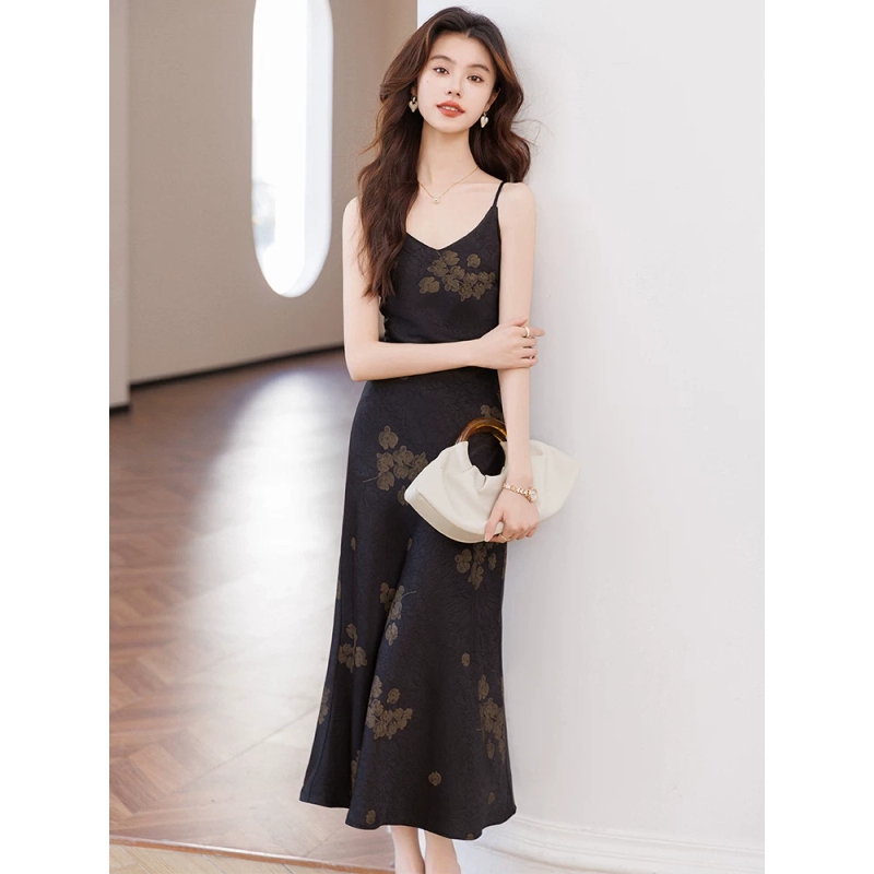 v领吊带连衣裙夏季黑色吊带裙2025新款高级感西装内搭长款小黑裙