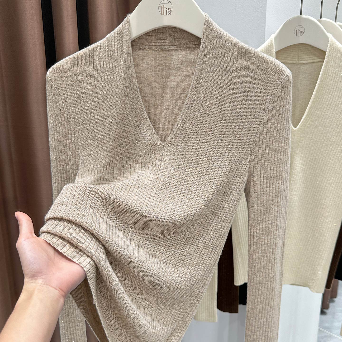 时尚感燕麦色深V领设计软糯针织上衣女秋冬新款长袖修身百搭上衣