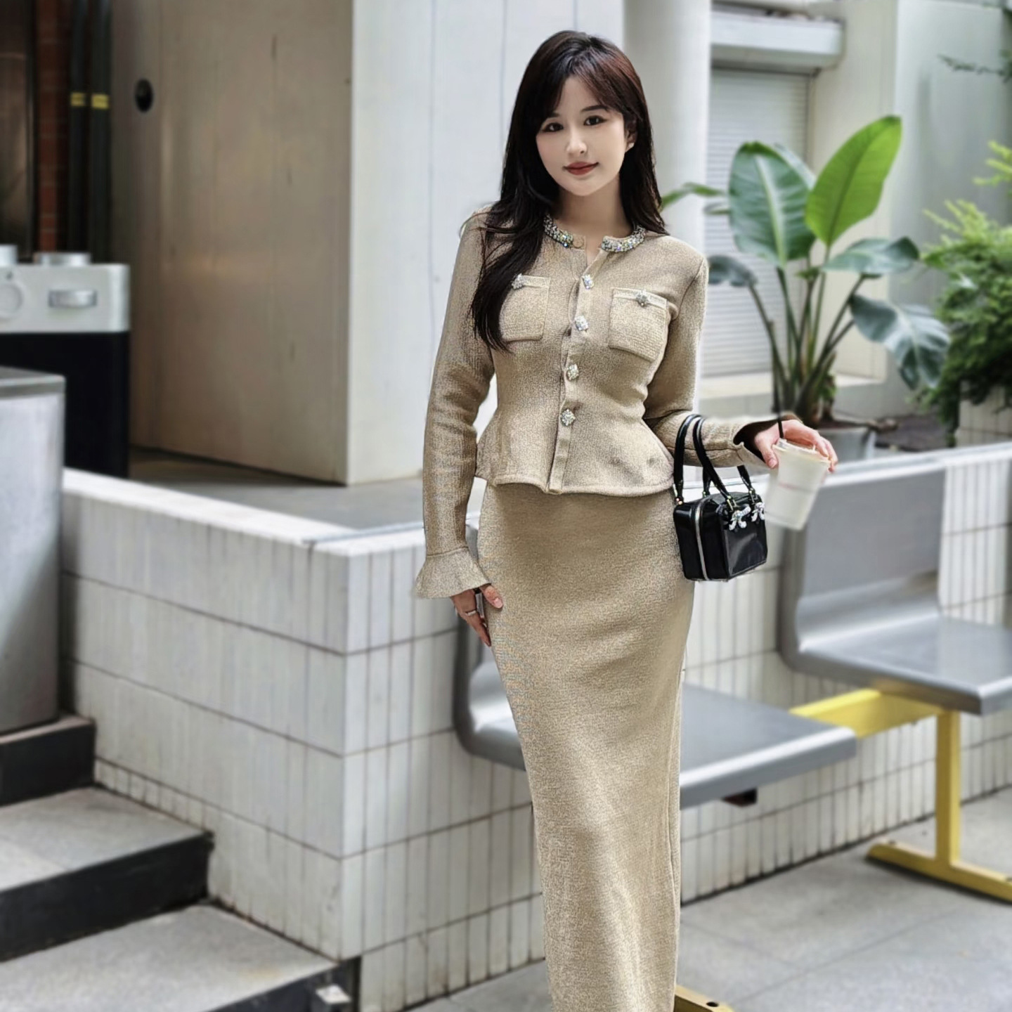 枫枫2025秋冬新款法式优雅千金风钻饰领口假两件修身显瘦旭日金辉