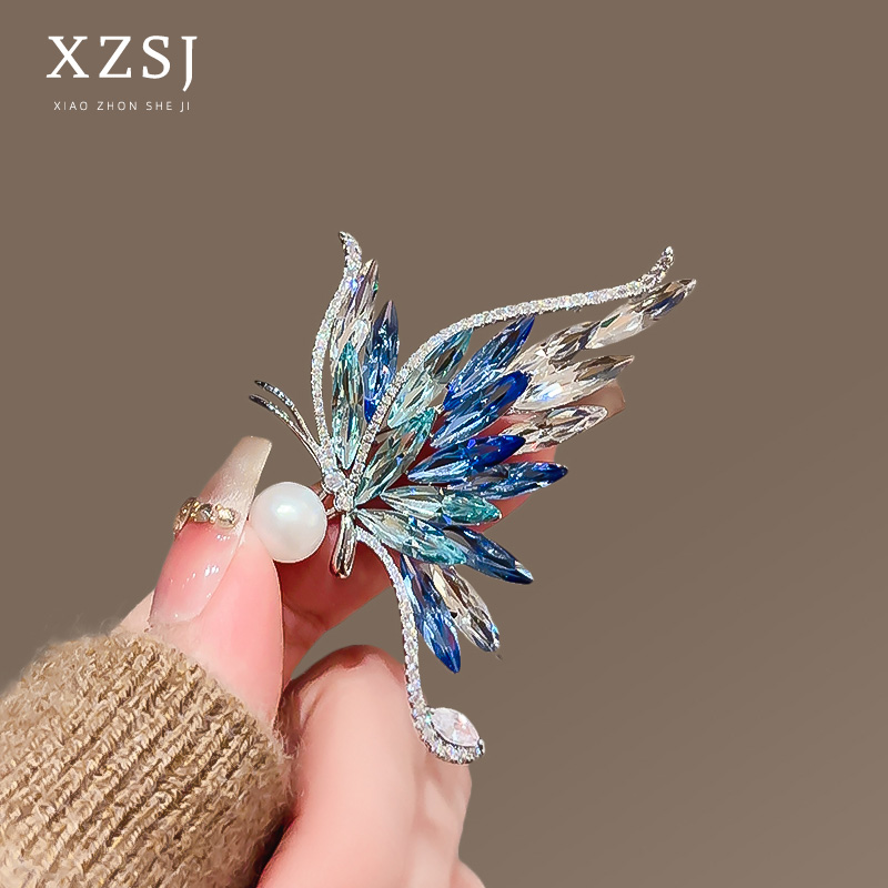 铜合金仿水晶胸针 新款渐变蓝蝴蝶胸针女时尚大衣胸花设计感别针