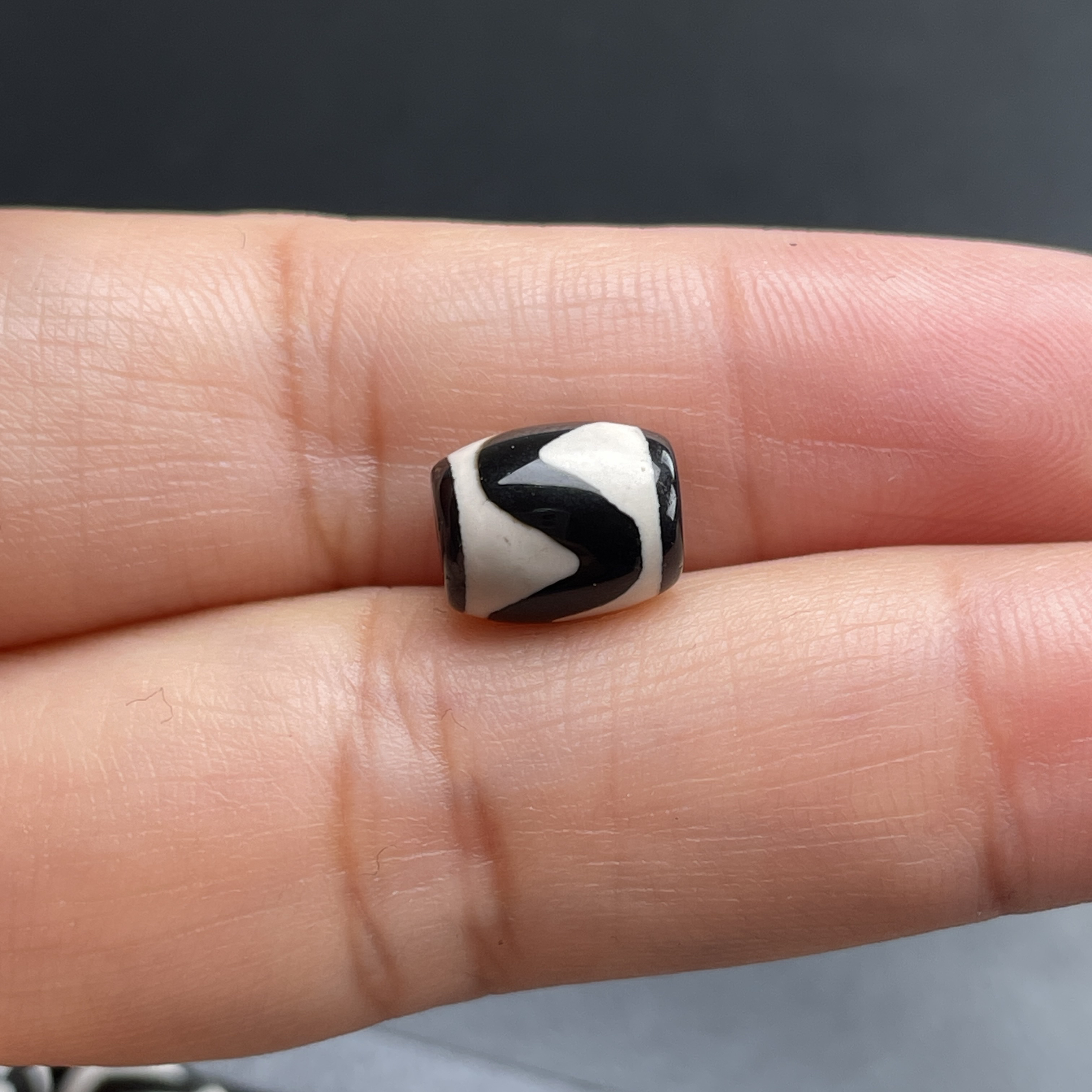 包浆醇厚造型独特的虎牙天珠锁骨珠配饰尺寸8mm左右顶珠腰珠配珠