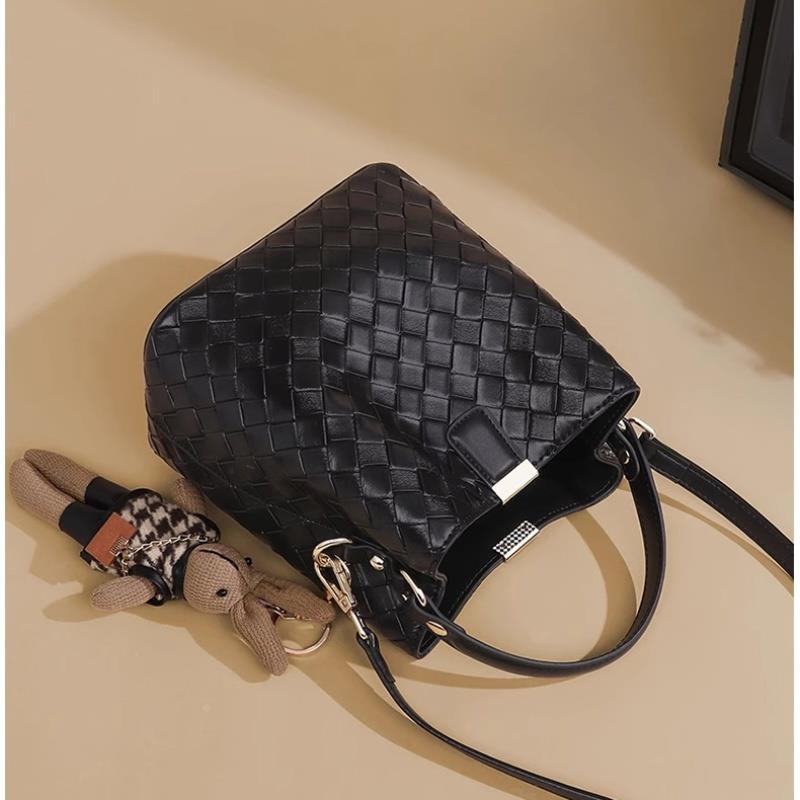 日本无印感水桶包包2025新款时尚单肩女包百搭编织斜挎包百搭手提