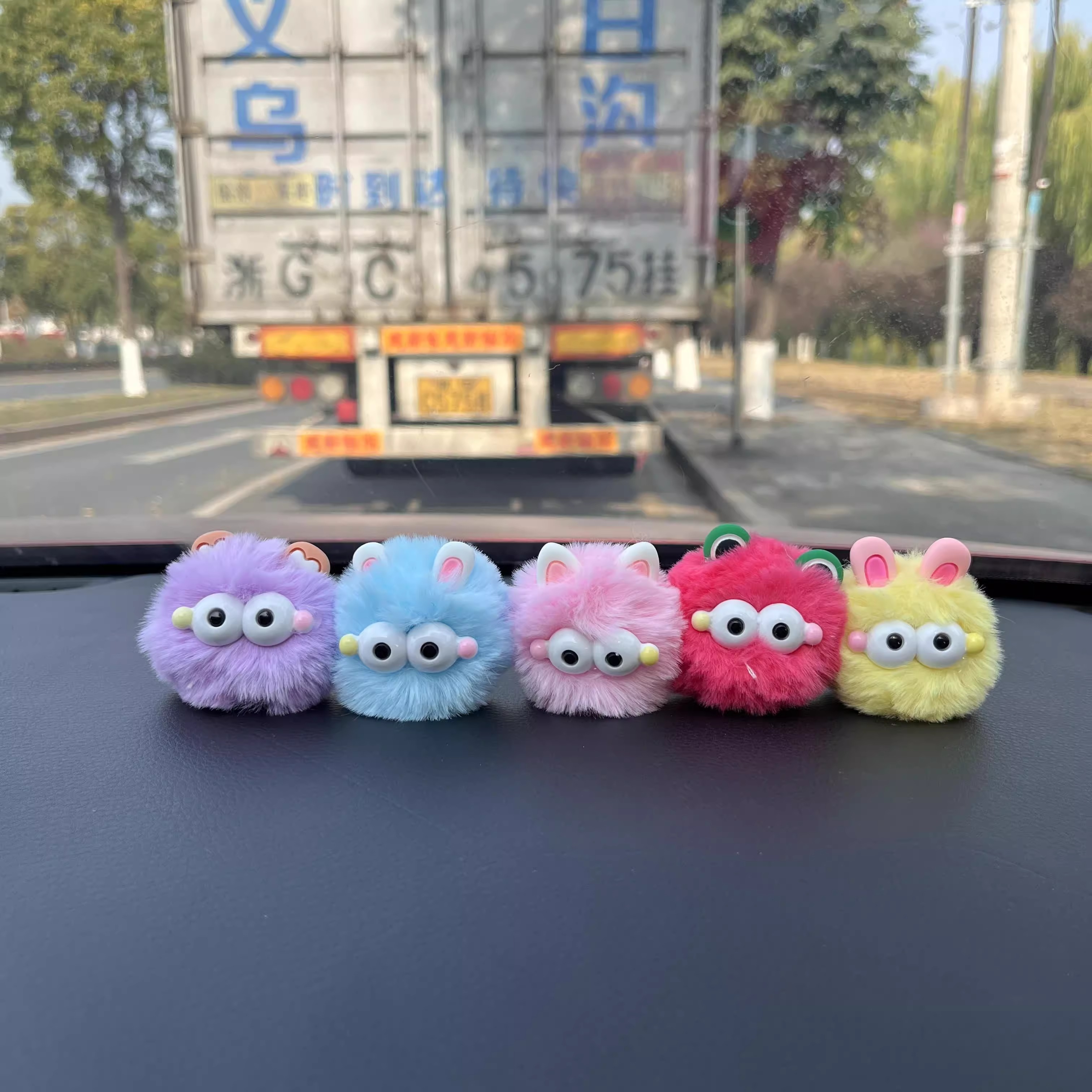 汽车摆件装饰后视镜卡通可爱毛绒小怪兽毛球车载饰品中控屏幕装饰