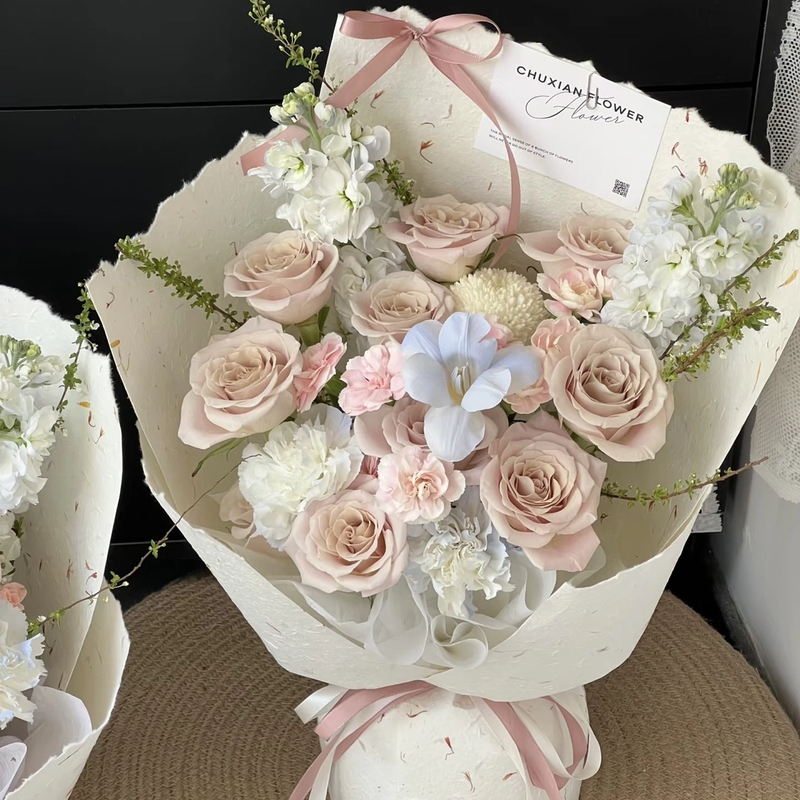 全国同城高级定制曼塔玫瑰鲜花混搭送老婆女朋友闺蜜生日祝福花束