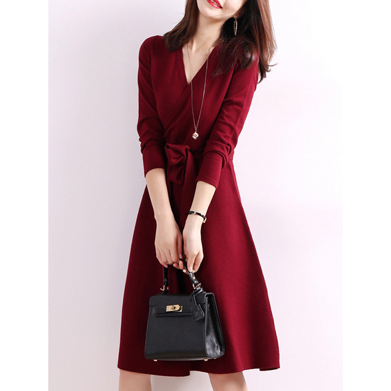 小香风气质女神酒红色连衣裙裙子秋季新款V领系带收腰显瘦针织裙
