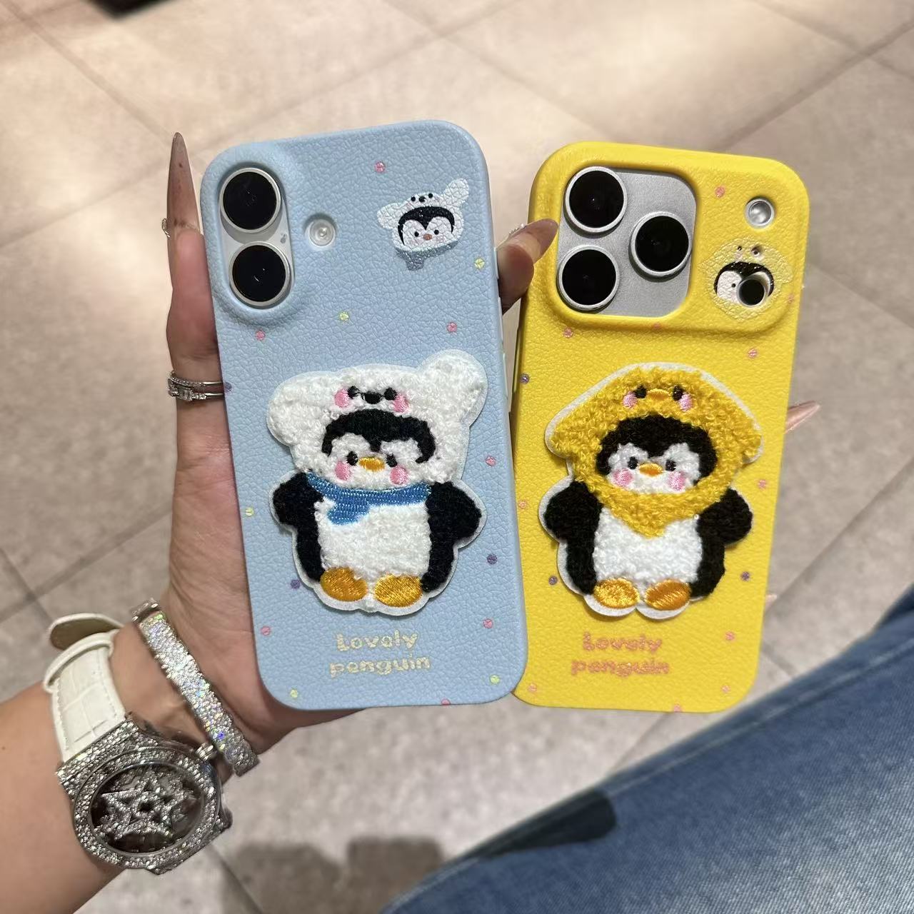 刺绣可爱企鹅适用苹果iPhone17pro/16/14/15情侣手机壳仿皮纹防摔