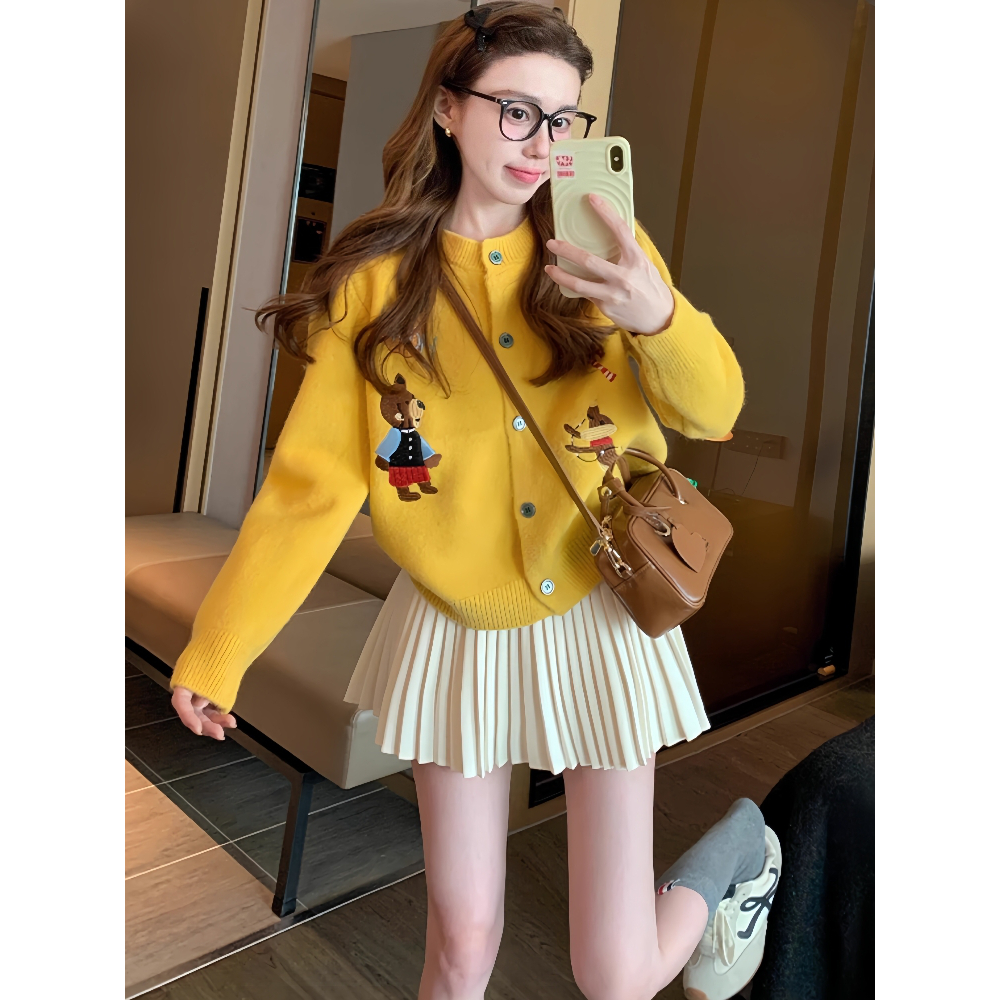 黄色卡通开衫毛衣女2025秋冬新款宽松设计感针织衫百褶裙两件套