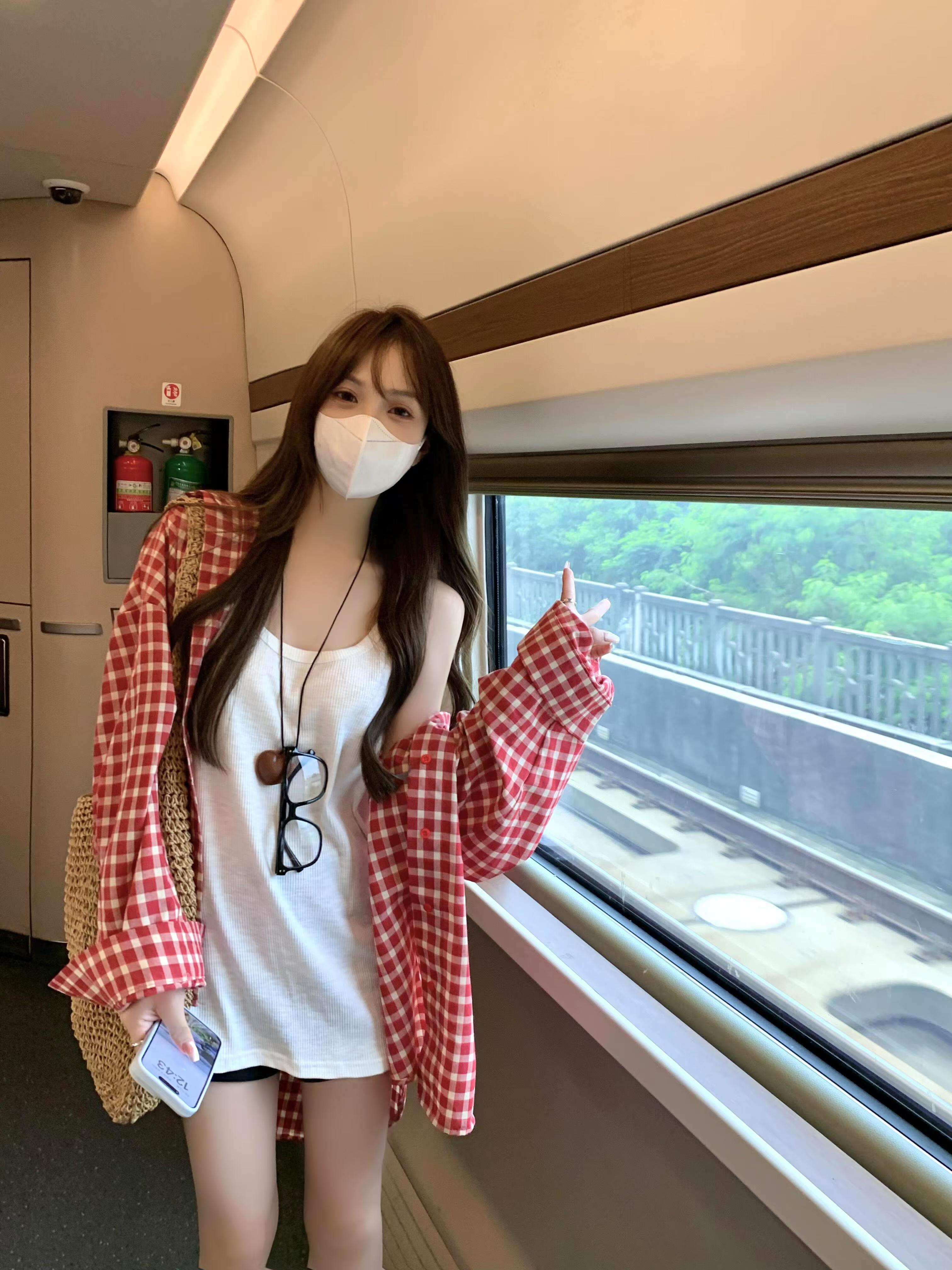 【春日鸣奏曲】红色格子衬衫外套白色休闲慵懒风吊带黑色短裤套装