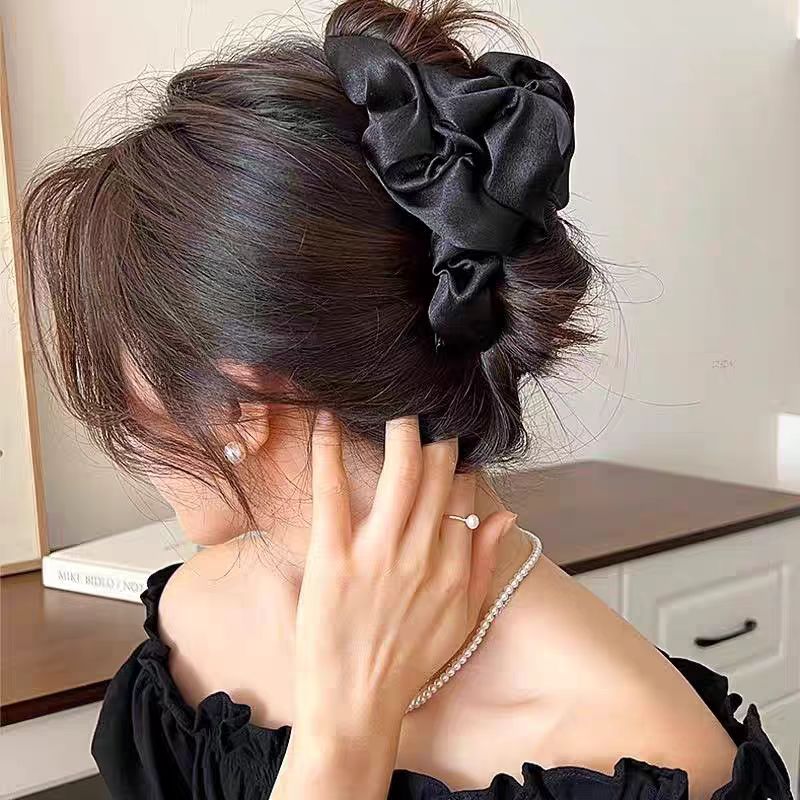 2025简约高级感绸缎云朵闪光褶皱抓夹复古纯色简约百搭缎面鲨鱼夹