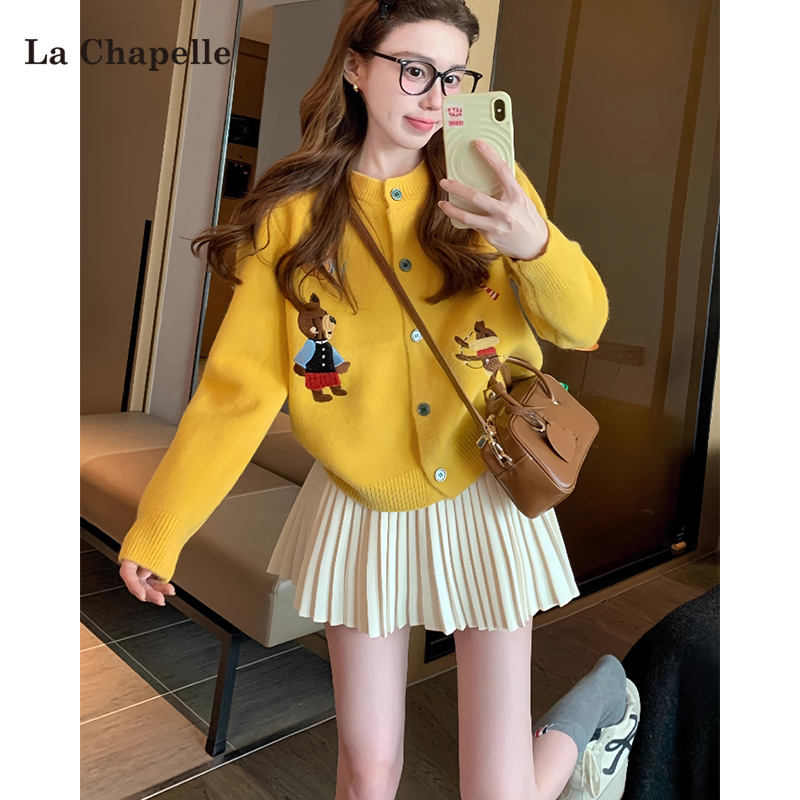 拉夏贝尔黄色卡通开衫毛衣女2025秋冬宽松设计针织衫百褶裙两件套