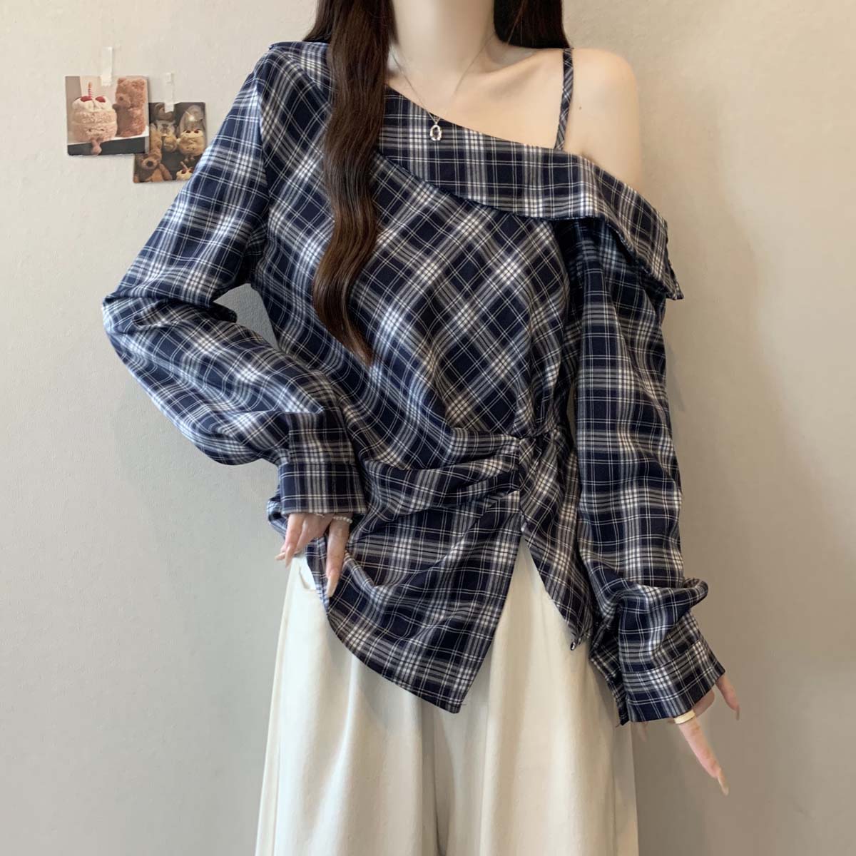 设计感格子个性百搭露肩长袖衬衫女2025秋季新款遮肉显瘦斜肩上衣