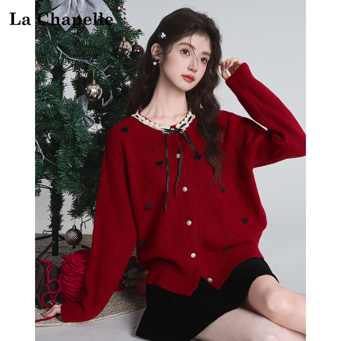 拉夏贝尔红色圣诞穿搭时尚小香风蕾丝花边领针织开衫冬季毛衣外套