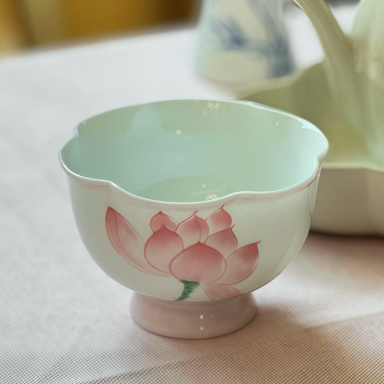白瓷品茗杯手绘粉荷花型口主人杯陶瓷功夫茶杯小杯釉下彩喝茶杯子
