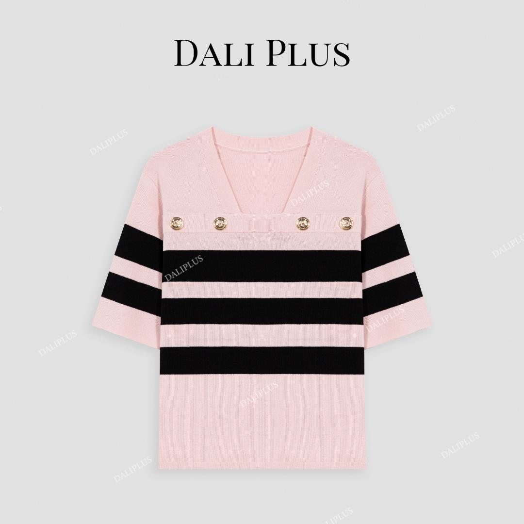 DALI PLUS高奢线经典条纹 法式复古撞色金属扣针织短袖-D5BL1035
