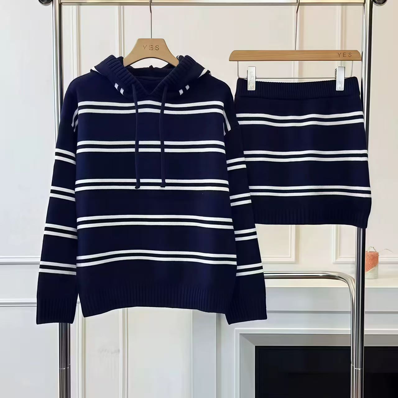 运补6法式温柔甜美风连帽条纹针织衫女秋季新款显瘦时尚休闲套装