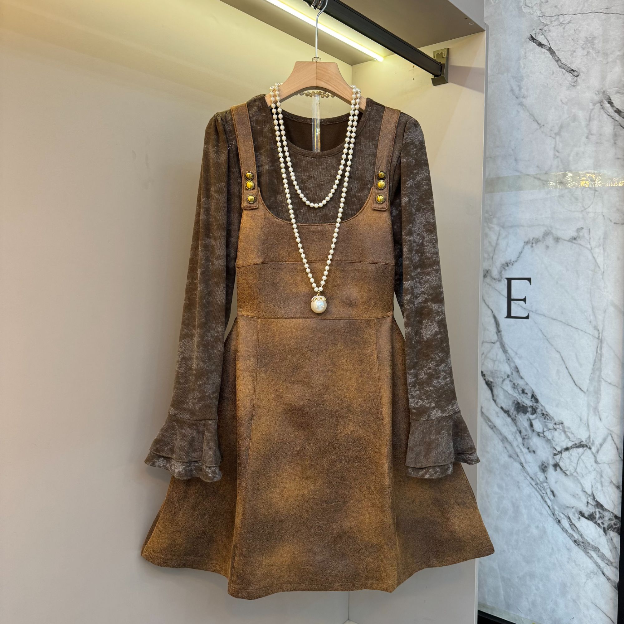 2025秋季新款时尚气质喇叭长袖打底衫+背带皮裙两件套套装7298