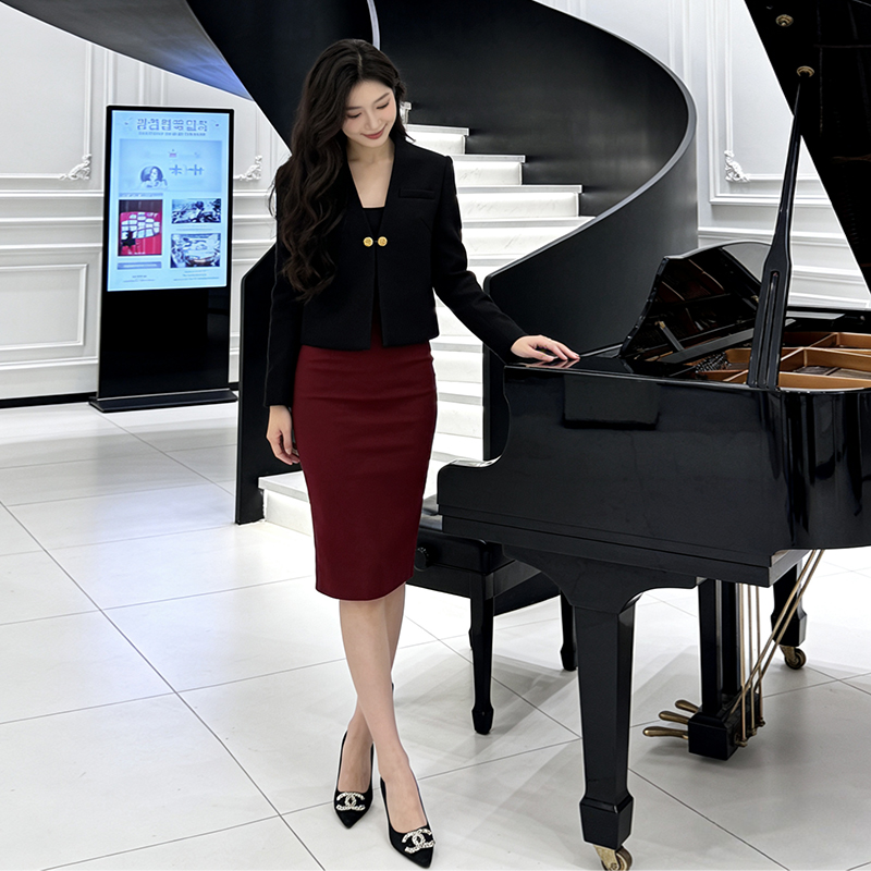 法式轻奢小香风短款西服女秋冬新款高级感金属扣V领职场通勤外套