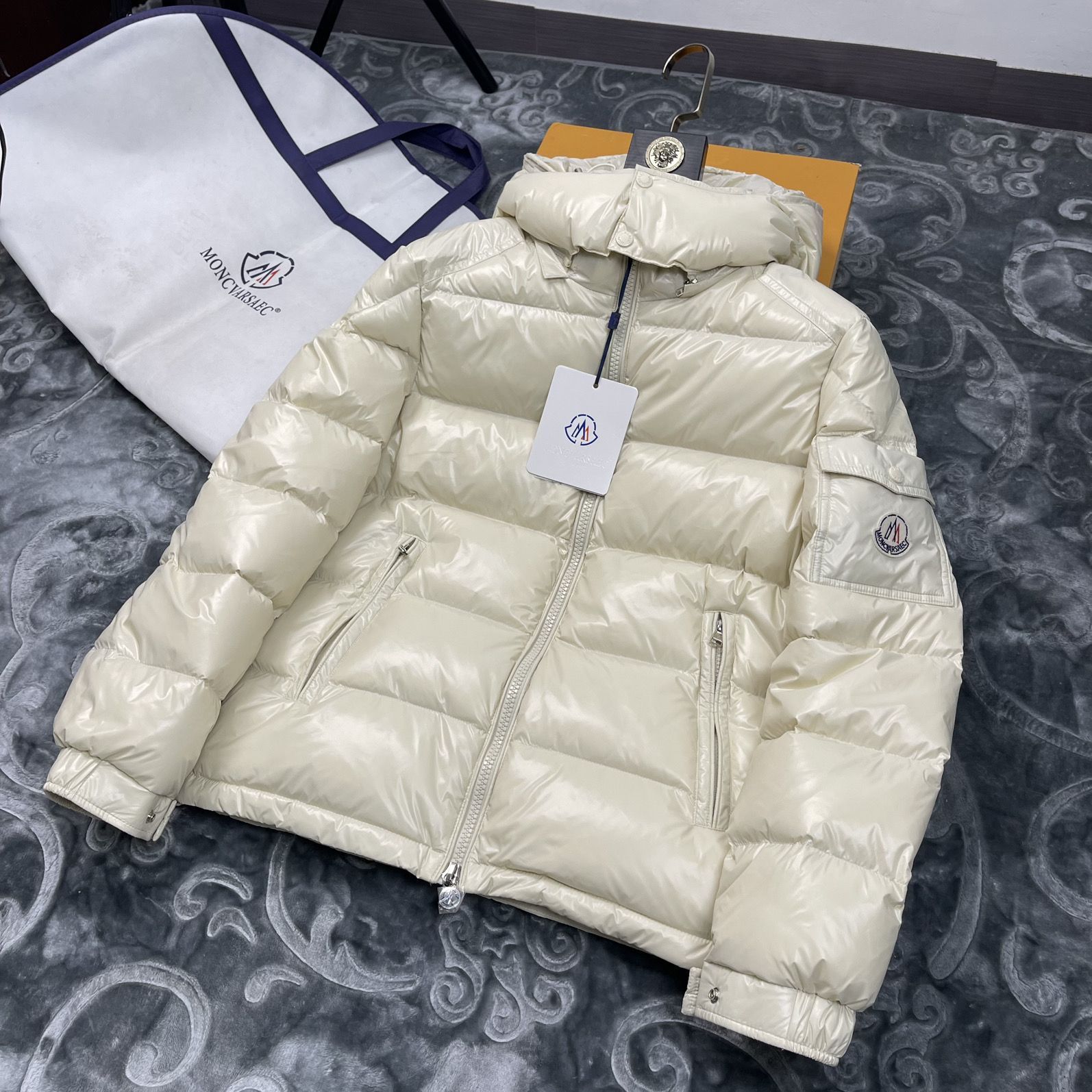 鹅绒服男女短款2025冬季新款彩虹条连帽加厚保暖黑金羽绒服外套潮