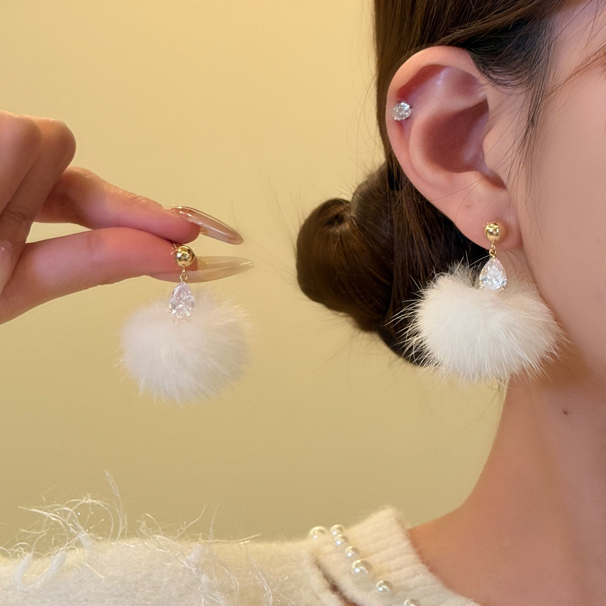 铜合金绒毛耳饰 柏林漫雪 闪钻白色毛球耳钉女秋冬氛围感新年耳饰