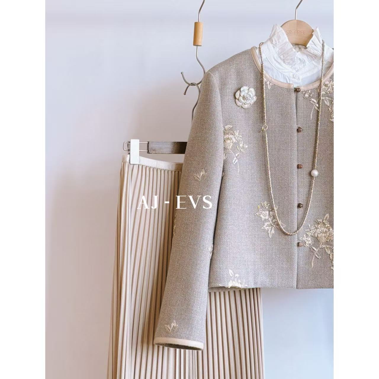 AJ - EVS【喜上眉梢·进口羊毛重工刺绣皮领优雅小香外套25100902】