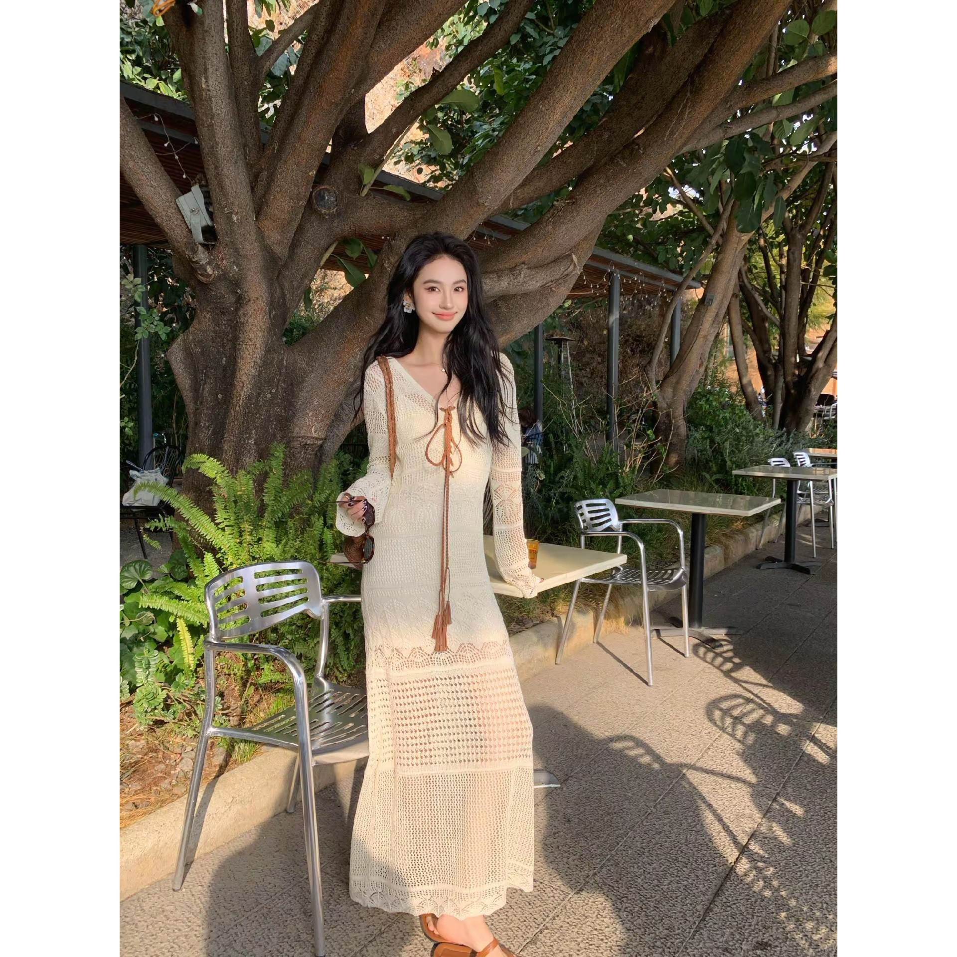 早春新款度假气质浪漫复古V领镂空连衣裙短裙多巴胺夏季衣服