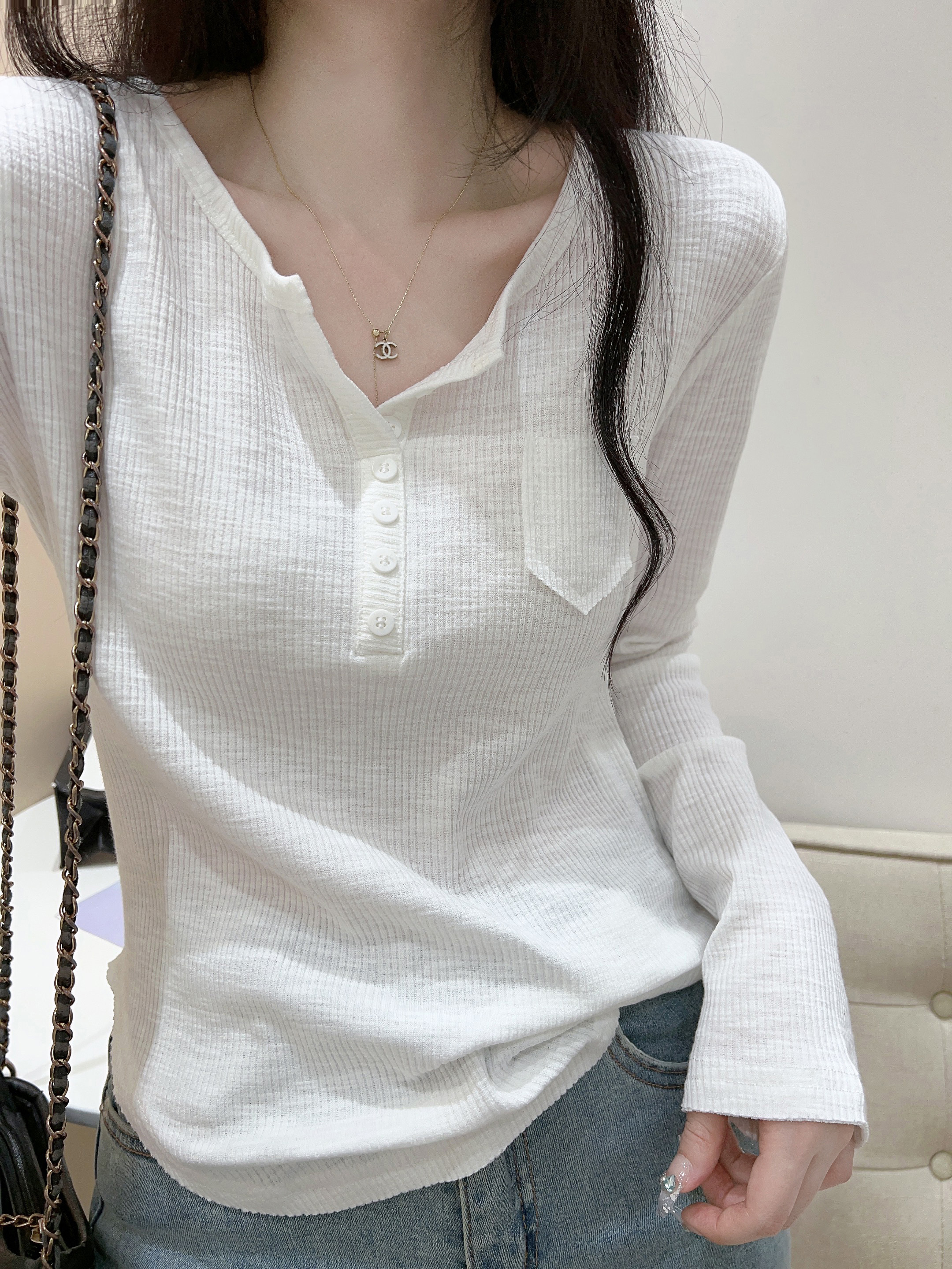 v领小众白色长袖t恤女秋季新款设计弧形下摆螺纹上衣修身内搭打底