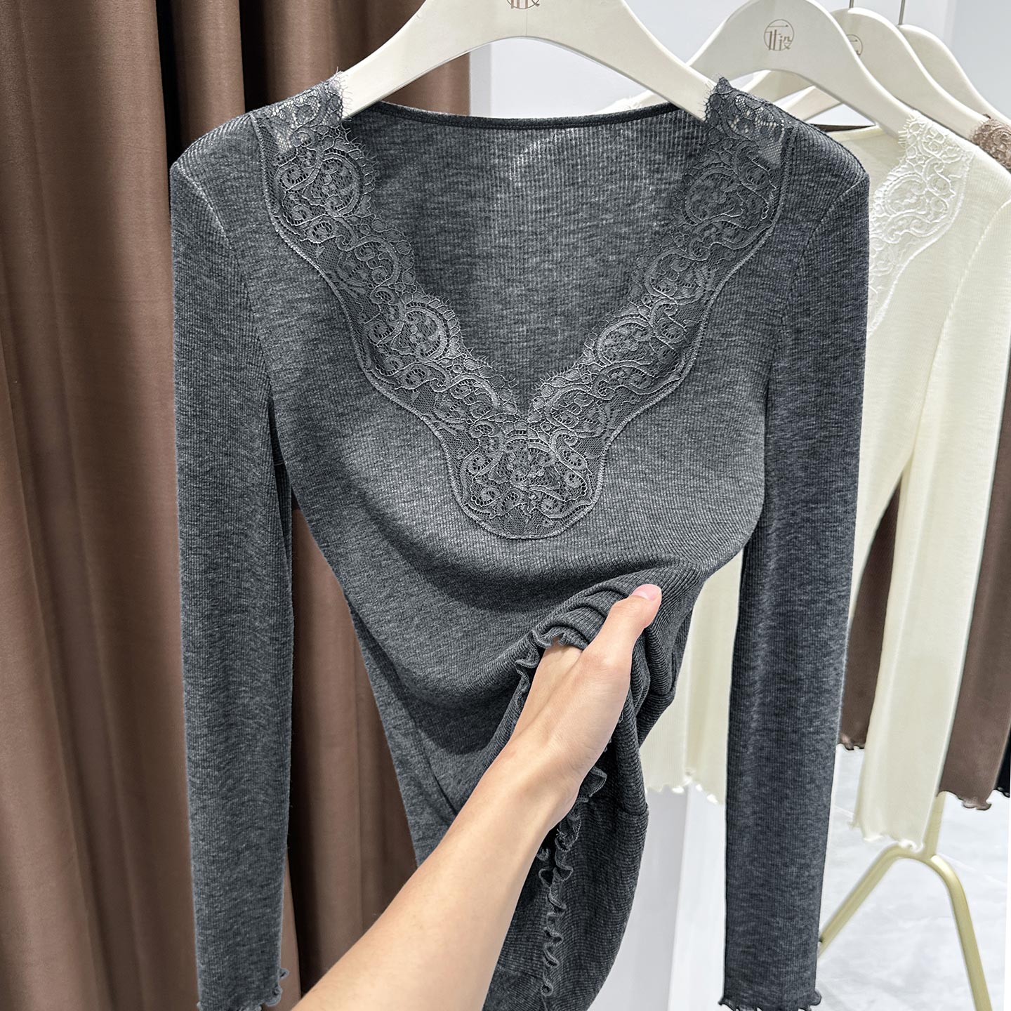 纯色木耳边设计长袖T恤上衣秋冬新款薄透V领针织蕾丝边修身打底衫